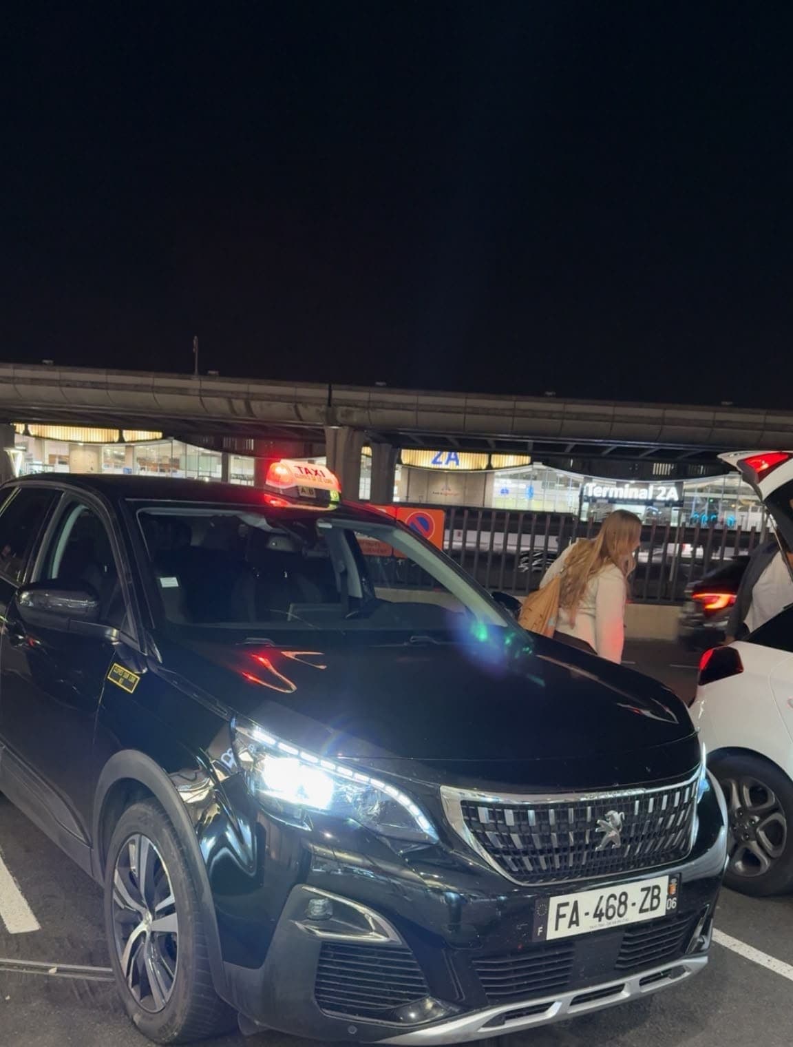 Le taxi TSM devant le terminal 2A de l'aéroport Roissy-CDG