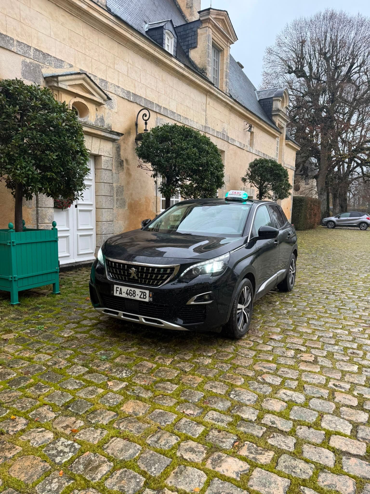 Le taxi TSM dans la cour pavée d'un château