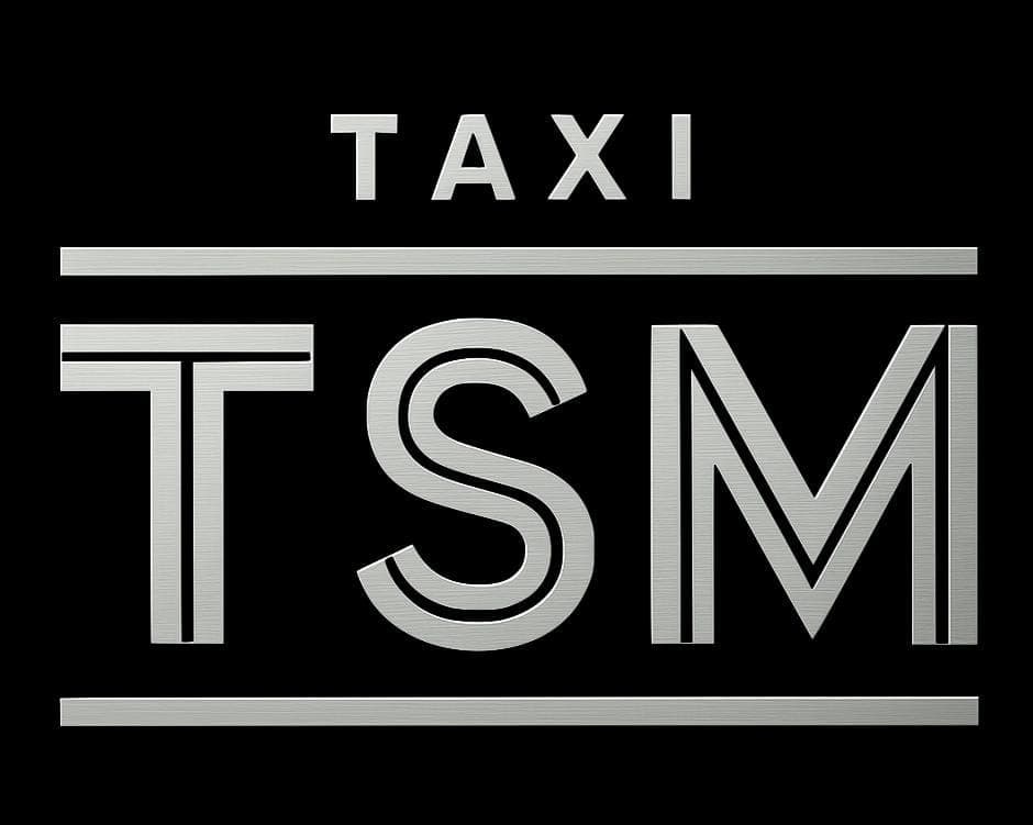 Le logo Taxi TSM, lettrage métal brossé sur fond noir